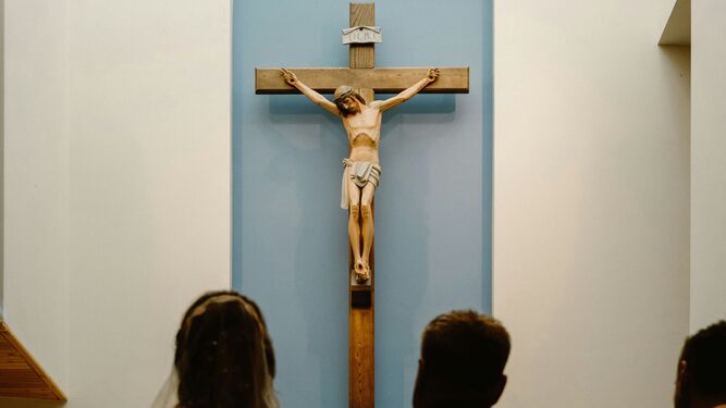 Contemplando al Jesús crucificado