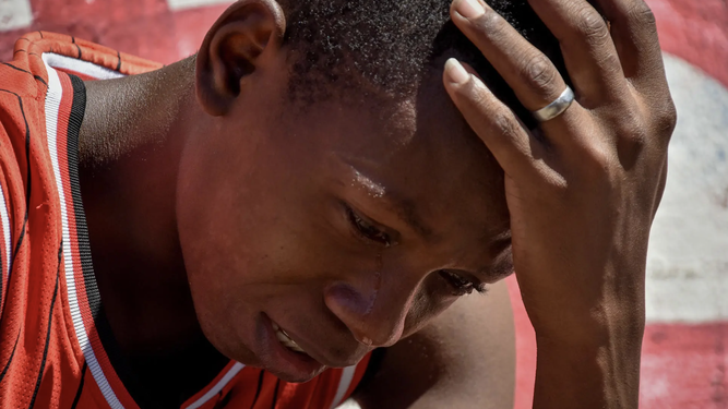 Un joven haitiano llora durante los recientes actos violentos