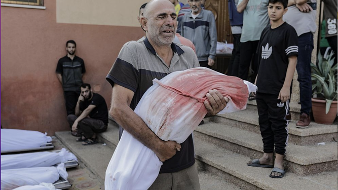 Un hombre con el cuerpo de un niño tras un ataque israelí en la guerra de Gaza