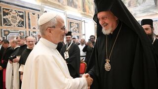 León XIV estrecha la mano del metropolitano Emmanuel de Calcedonia