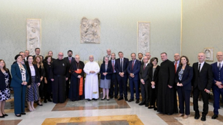 León XIV y la delegación de la Fundación Ayuda a la Iglesia Necesitada