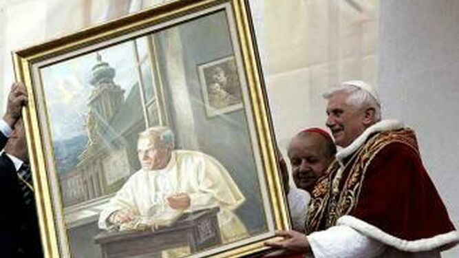 Benedicto XVI sostiene el cuadro de Juan Pablo II