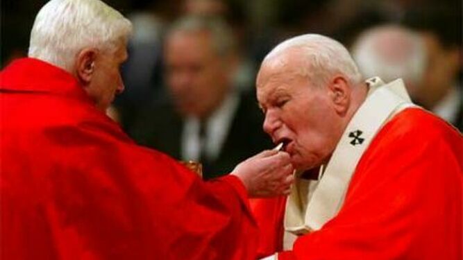 Ratzinger da la comunión a Juan Pablo II
