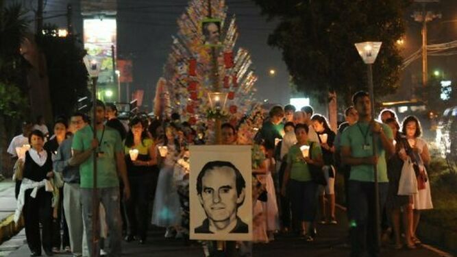 Procesión con un retrato de Ellacuría