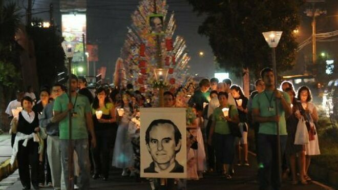 Procesión con un retrato de Ellacuría