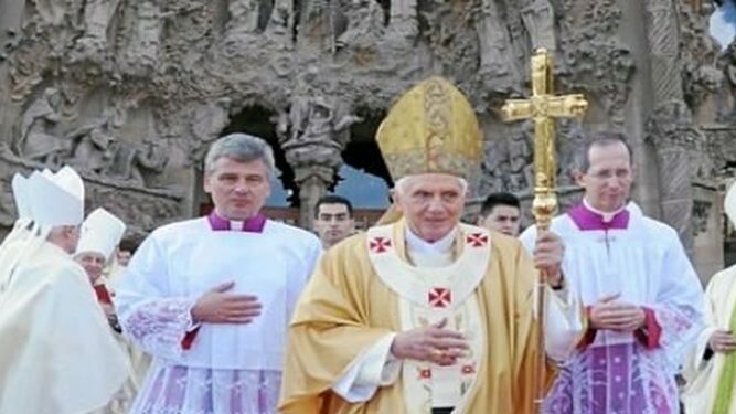 Benedicto XVI ante la fachada de la Sagrada Familia en su visita a Barcelona en 2011