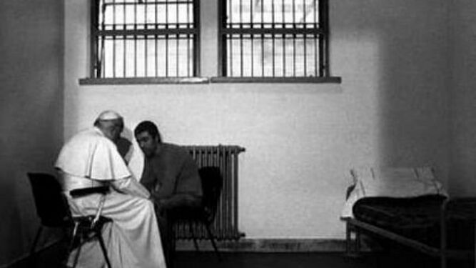 Juan Pablo II se reunió con Ali Agca en la cárcel de Rebibbia