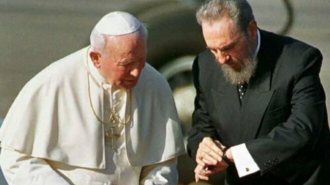El Papa Wojtyla y Fidel consultan la hora