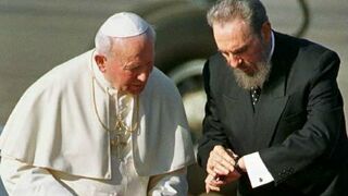 El Papa Wojtyla y Fidel consultan la hora