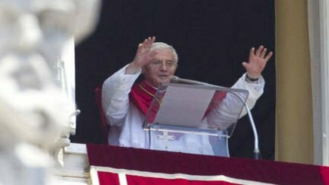 Benedicto saluda desde su ventana