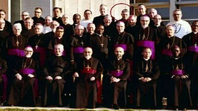 El joven teçologo Ratzinger (al fondo, en el círculo), en 1965