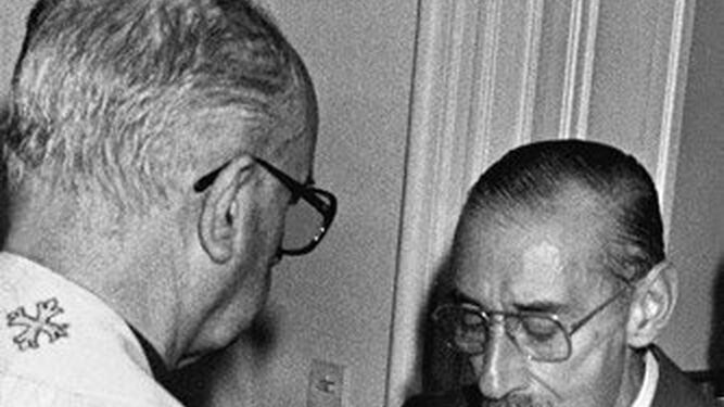 Primatesta da la comunión a Videla