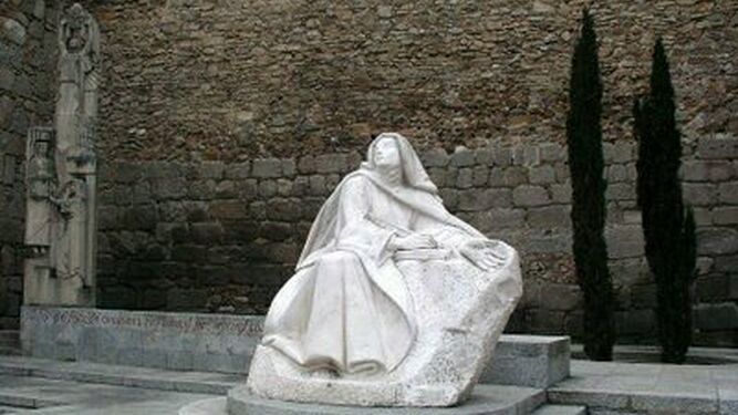 Estatua de Santa Teresa ante la muralla de Ávila