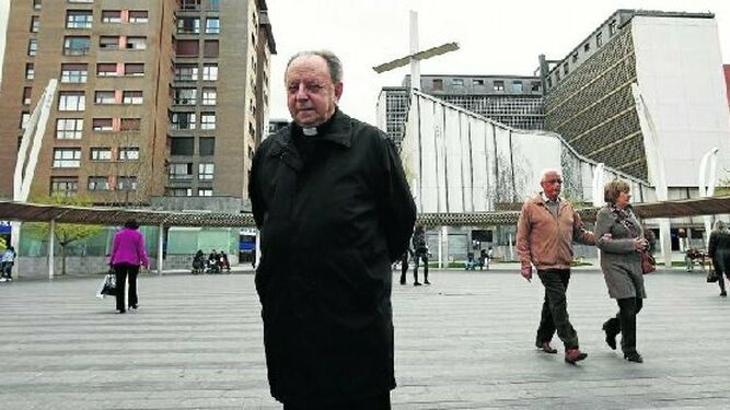 Uriarte frente a la Iglesia del Carmen de Bilbao