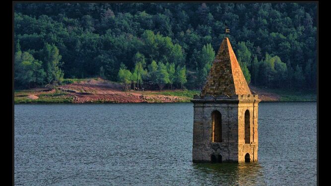 Campanario en medio del agua