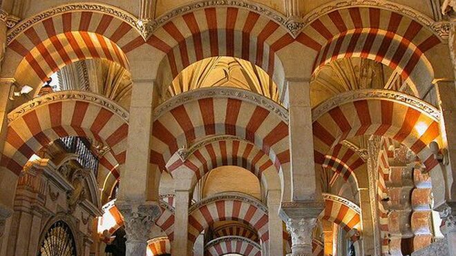 Desde la mezquita de Córdoba a la de Damasco: Lugares de culto emblemáticos  reconvertidos a lo largo de los siglos