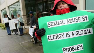 Pancarta contra los abusos sexuales del clero