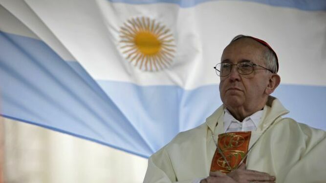 El Papa Francisco, ante la bandera argentina