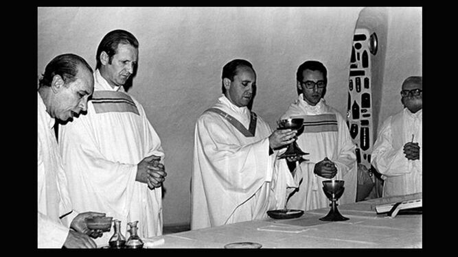 Bergoglio, con la plana mayor de los jesuitas argentinos en 1976