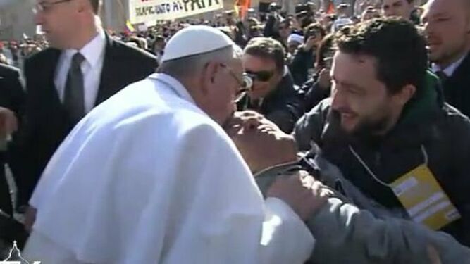 El Papa besa a una persona con discapacidad