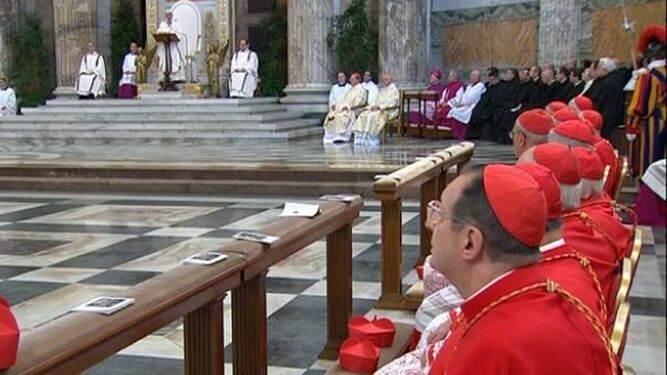 Cardenales y el Papa en San Pablo Extramuros