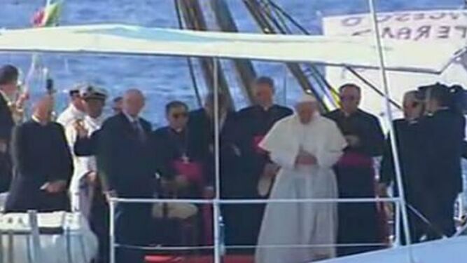 El Papa reza en alta mar