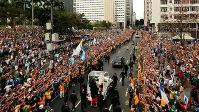 Una multitud recibe al papa en Brasil
