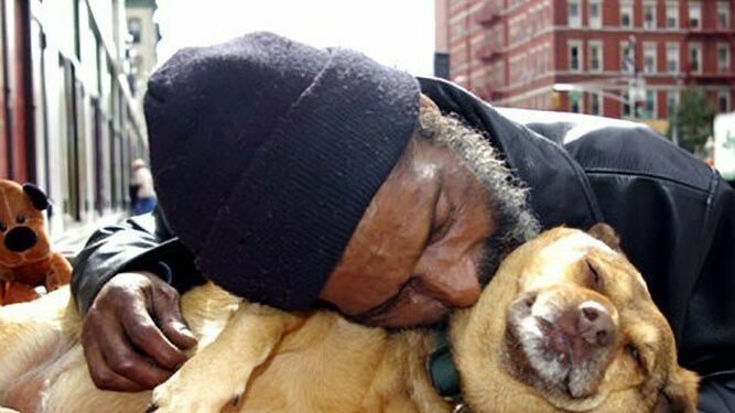 Un pobre con su perro