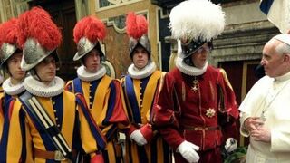 Francisco, con la Guardia Suiza