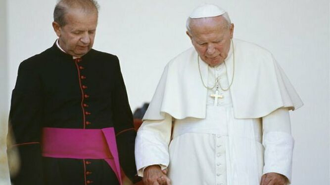Stanislaw Dziwisz con el Papa Juan Pablo II, cuando era su secretario personal