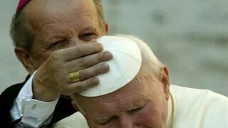 El ahora arzobispo de Cracovia, junto a Karol Wojtyla