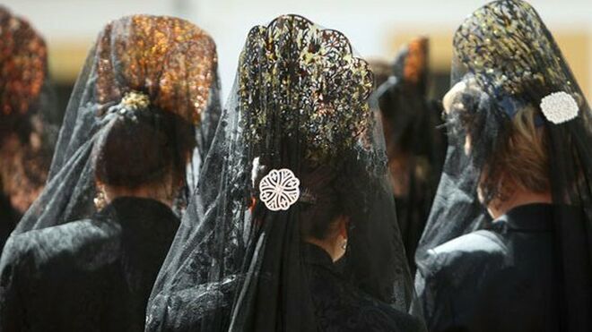 Mujeres con mantilla negra