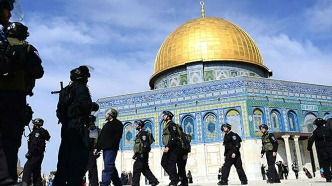 Policías israelíes ante la mezquita de Al Aqsa, en una imagen de archivo