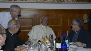 Francisco, comiendo con jesuitas