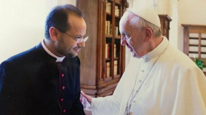 El Papa Francisco y su secretario Yoannis Lahzi Gaid