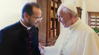 El Papa Francisco y su secretario Yoannis Lahzi Gaid