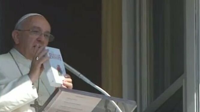 El Papa muestra la Biblia de los paulinos en el Angelus