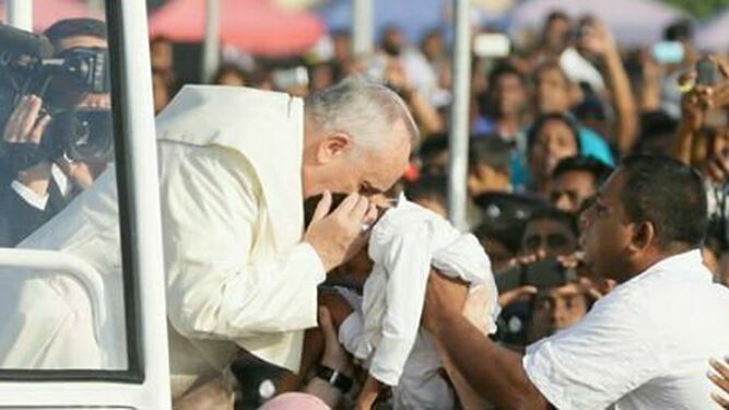 El Papa besa a un niño
