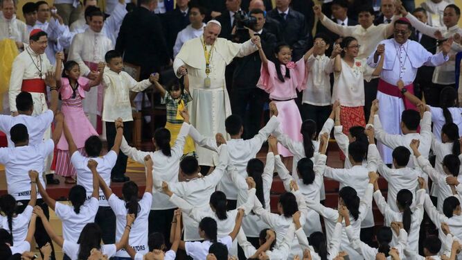 El Papa, con jóvenes en Manila