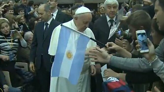 Papa y bandera argentina