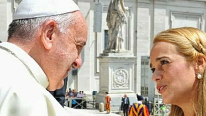 El Papa saluda a una mujer en la Plaza de San Pedro
