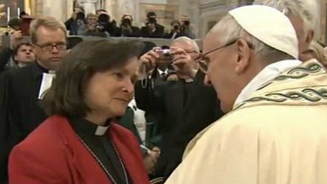 El Papa saluda a una sacerdotisa anglicana