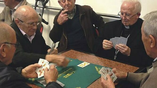 Cañizares juega a las cartas con unos jubilados