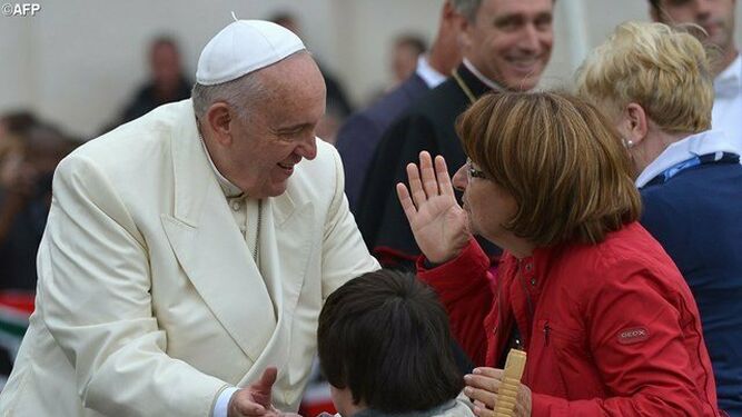 El Papa saluda a mujer y niño
