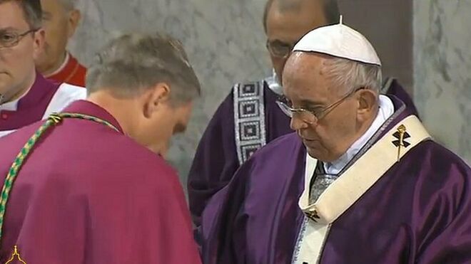 El Papa impone la ceniza a Ganswein