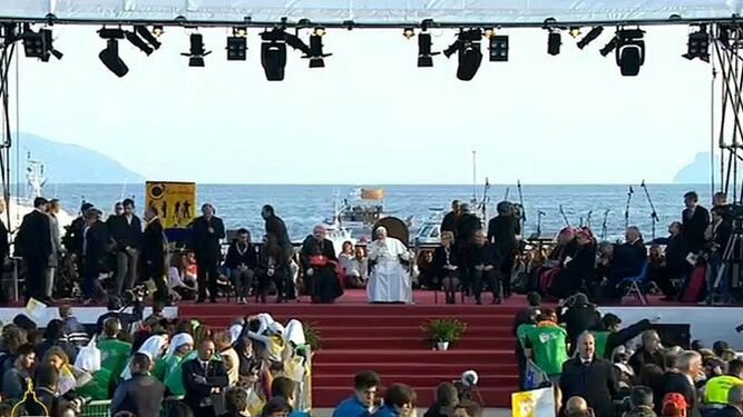 El Papa, frente al mar de Nápoles