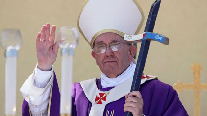 El Papa con la cruz de Lampedusa