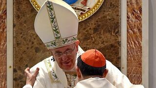 Francisco abraza al cardenal Tagle