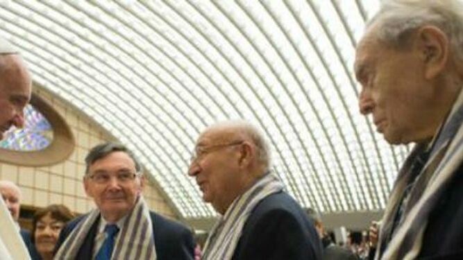 Francisco, con supervivientes de Auschwitz