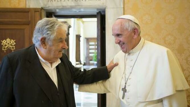 Mujica, con el Papa en una foto de archivo